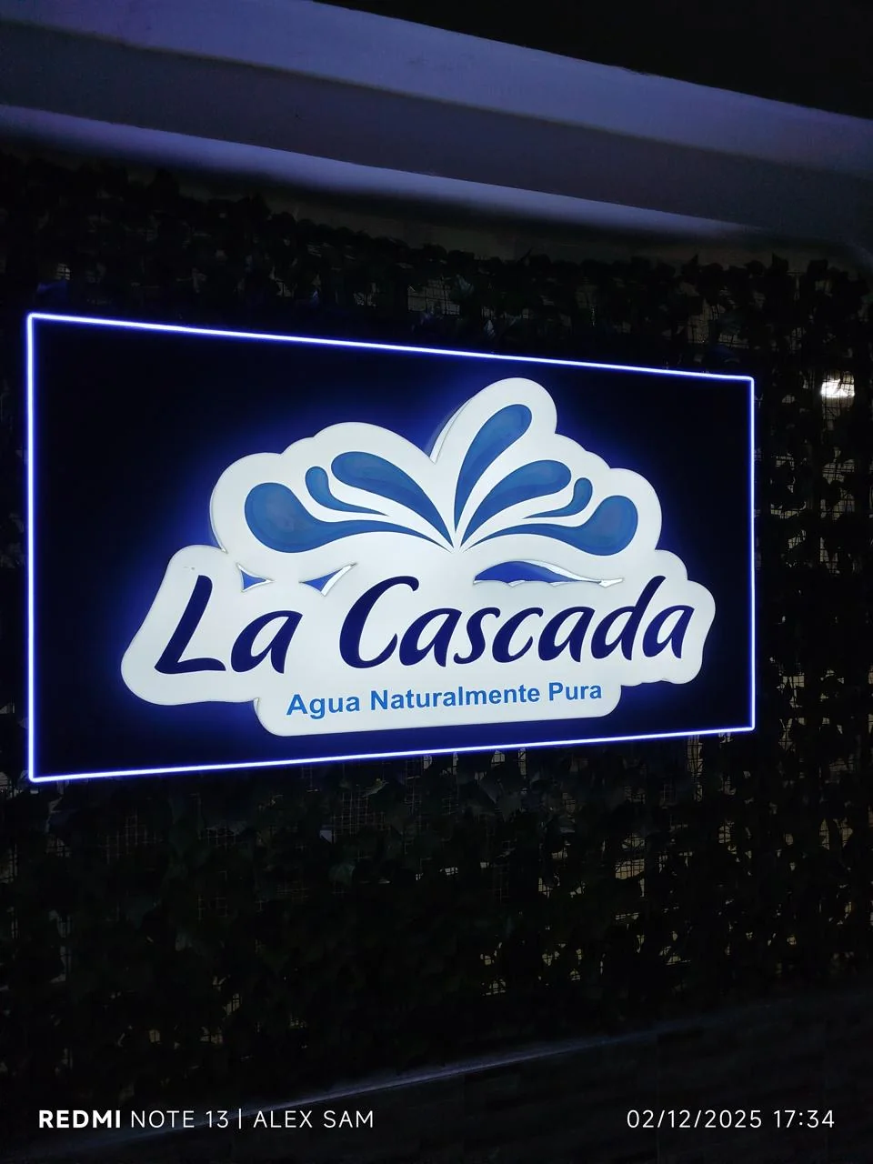 Aviso luminoso de La Cascada instalado en exterior