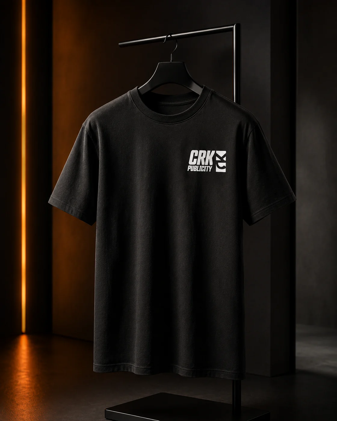 Camiseta negra personalizada con el logotipo de CRK Publicity