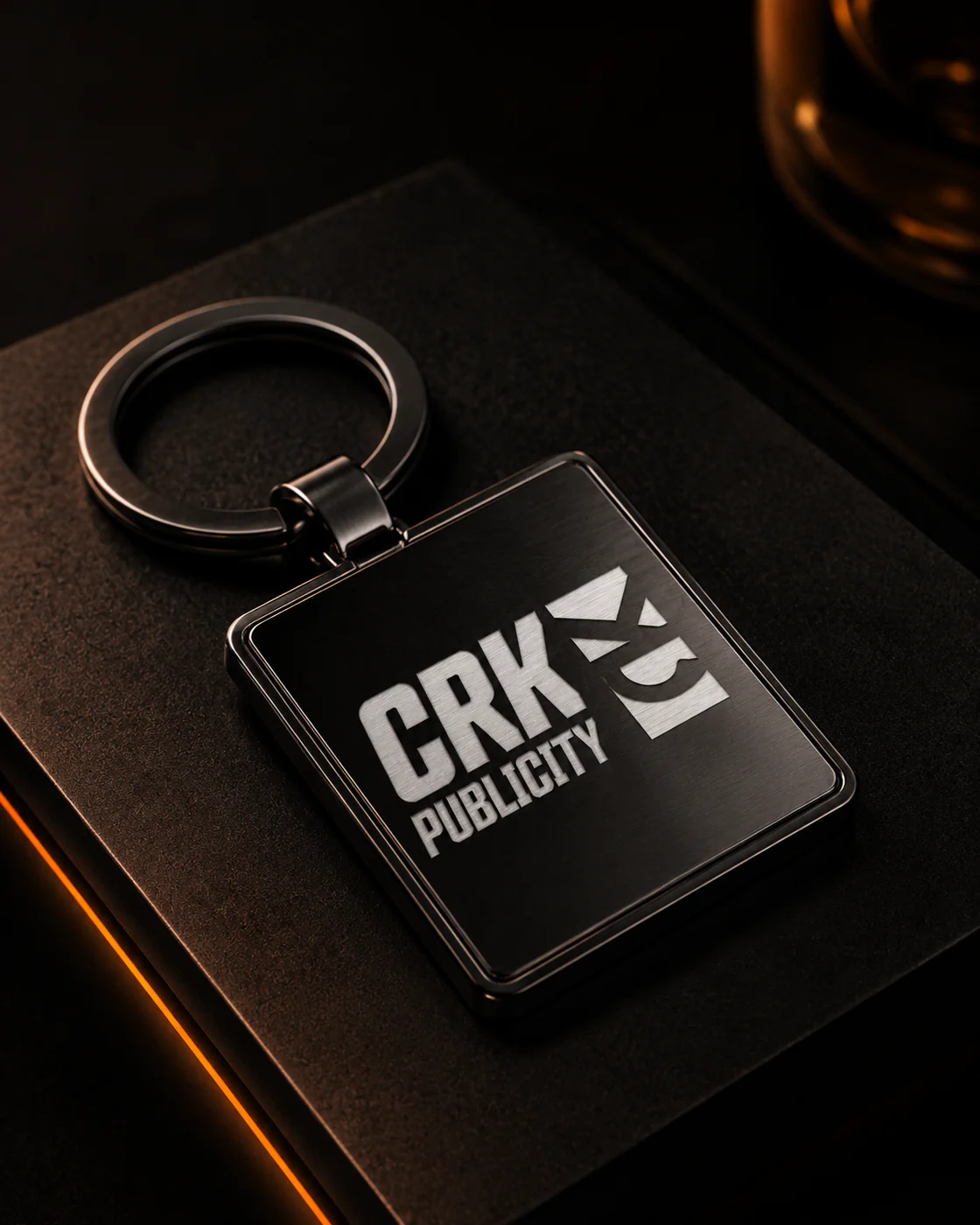 Llavero metálico personalizado con el logotipo de CRK Publicity