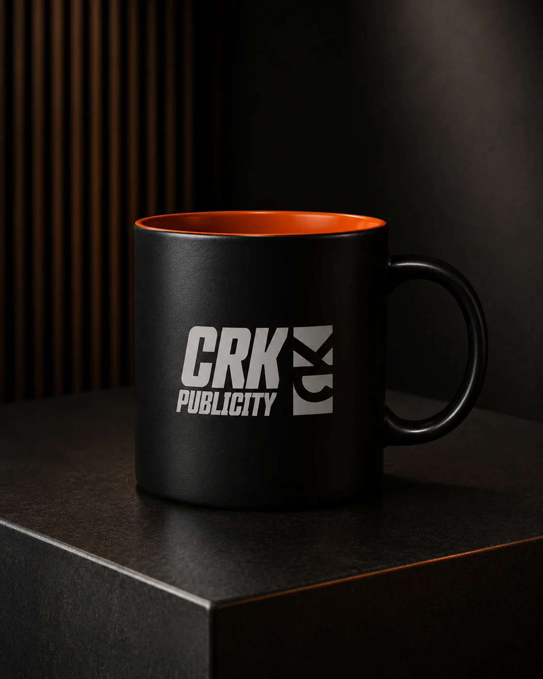Taza negra personalizada con el logotipo de CRK Publicity