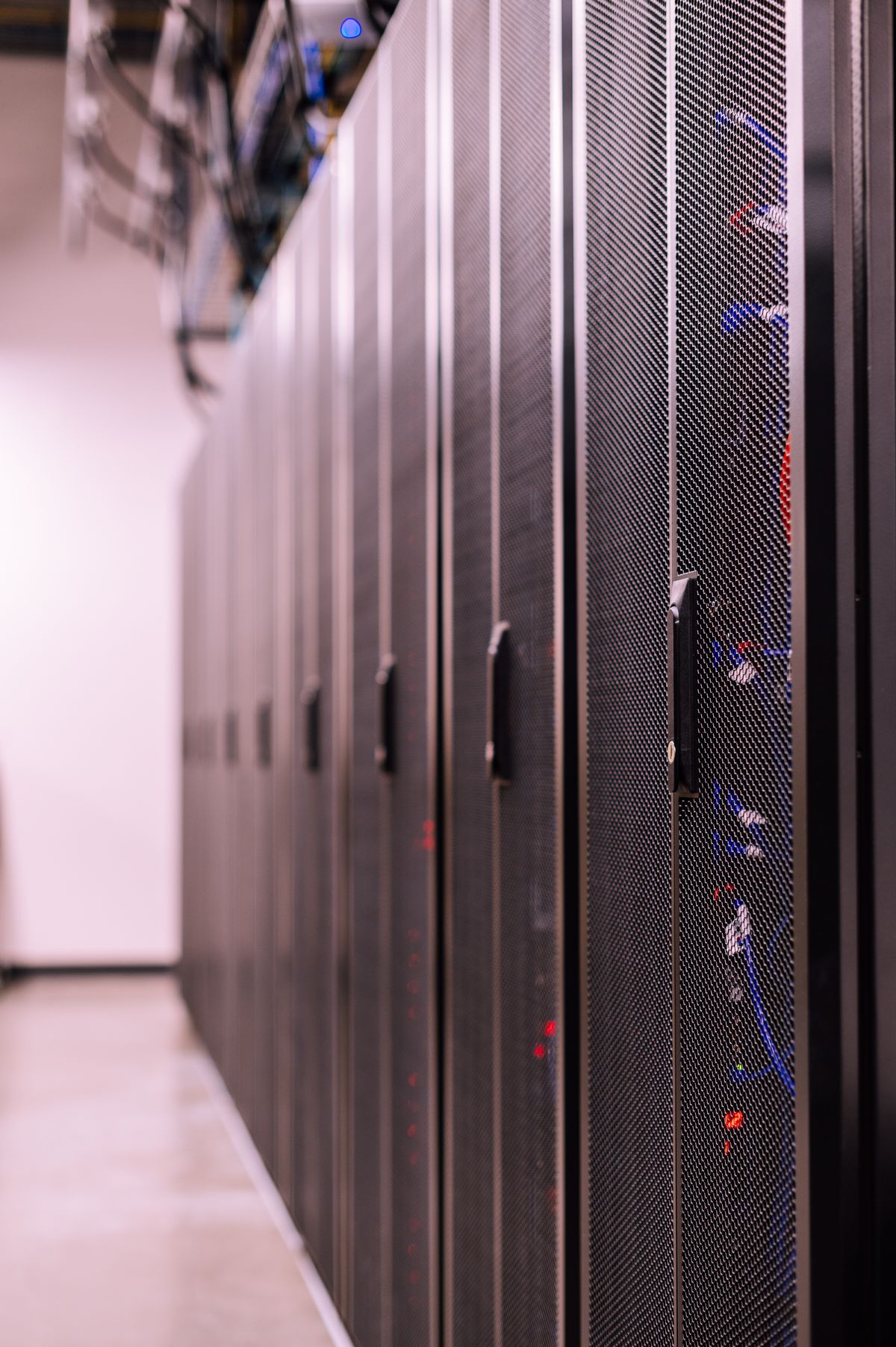 Gabinetes de servidores en un centro de datos