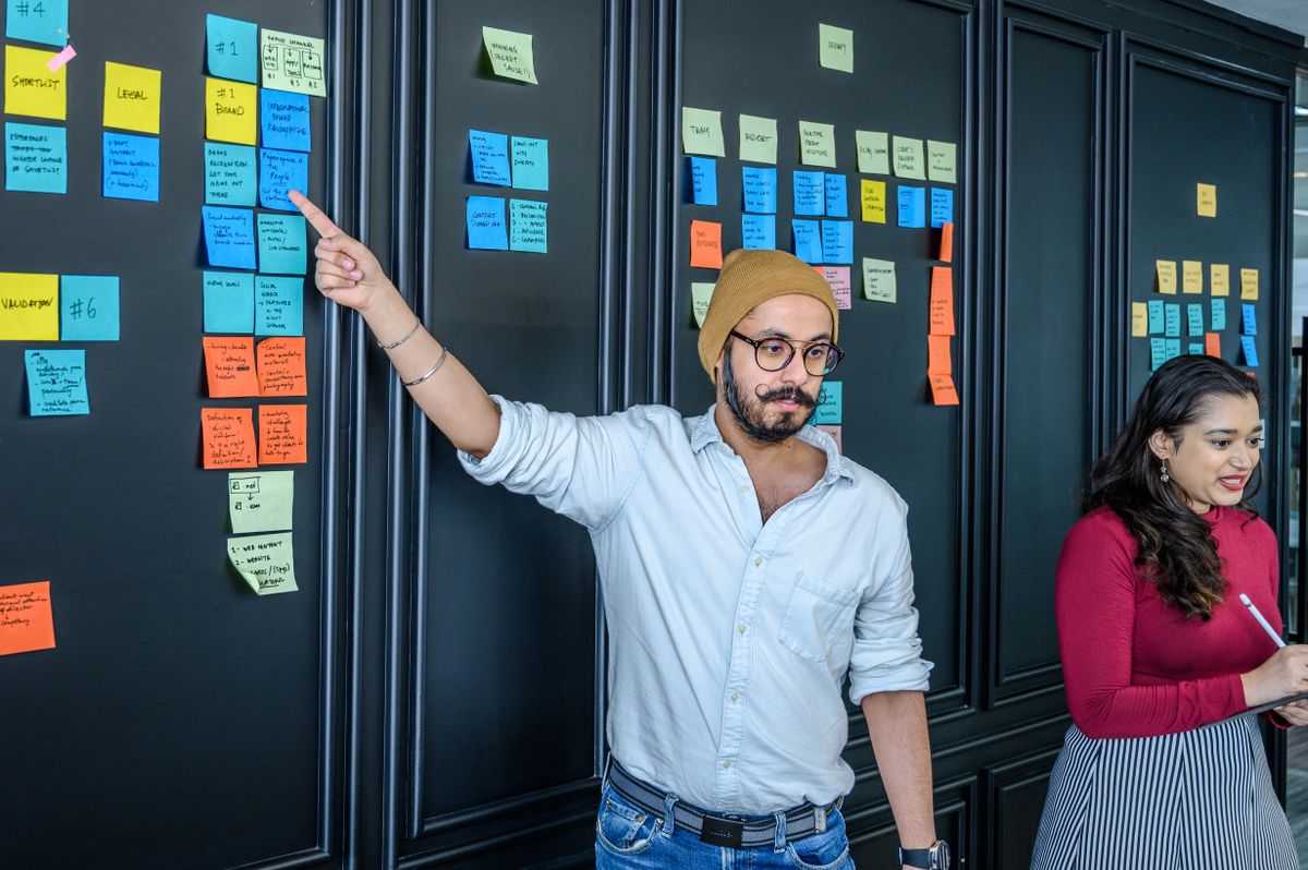 Colegas organizando ideas con notas adhesivas