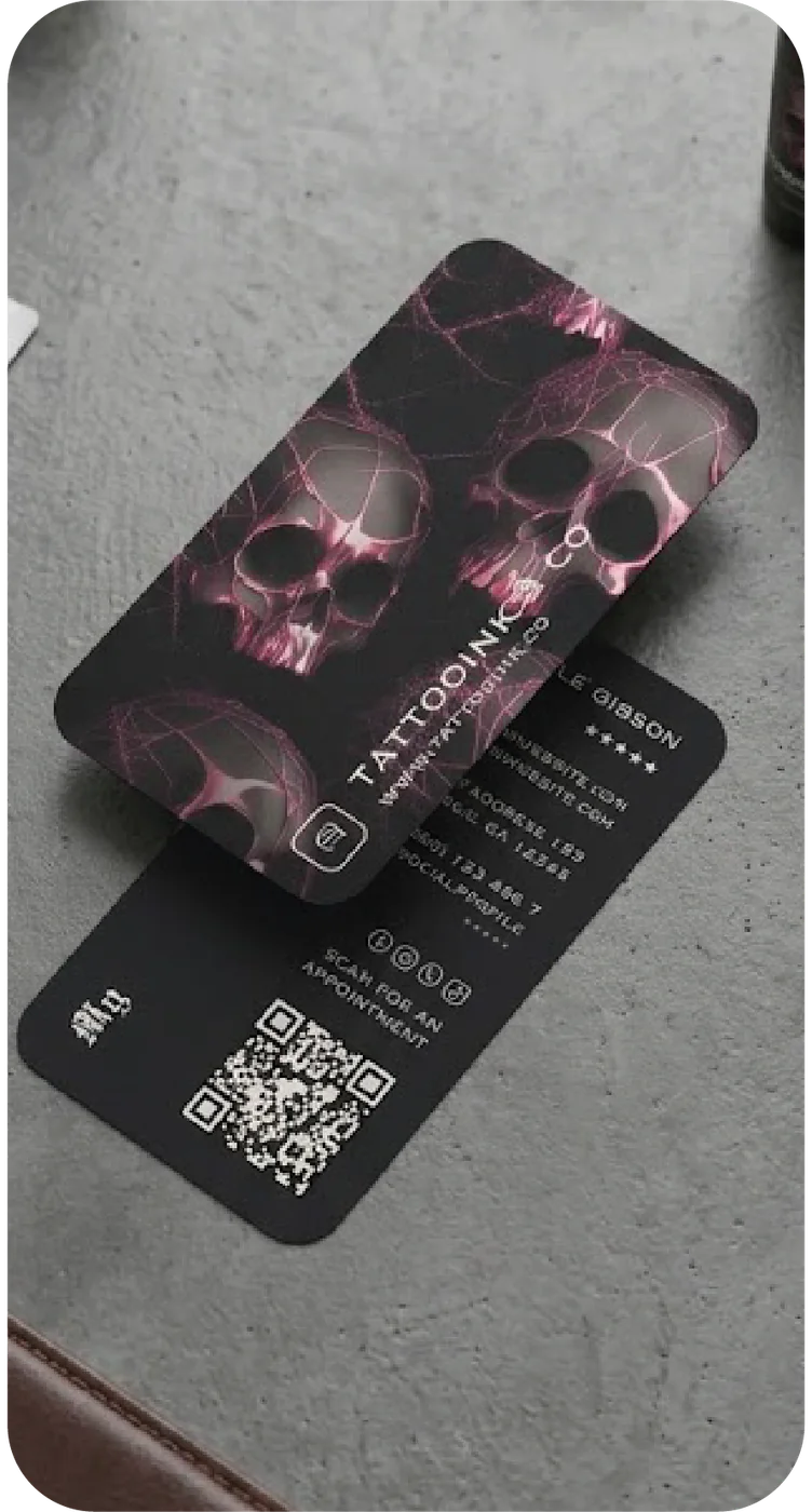 Tarjetas de negocio negras para Tattoo Ink con ilustración de calaveras y código QR